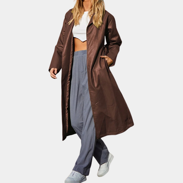 Langer Kunstleder-Mantel mit Bindegürtel | Urban & Edel | Statement-Piece für kühle Tage