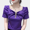 Carmen-Shirt mit Broschen-Detail | Glam Chic | Elegant & Feminin